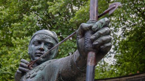 Statue of Robin Hood drawing his bow and arrow